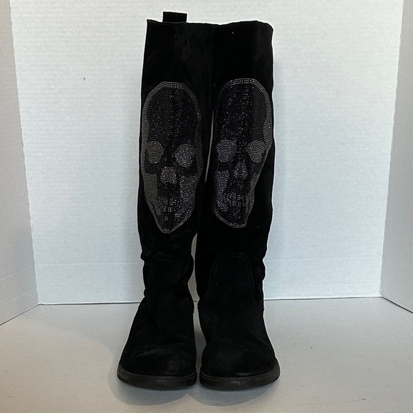 SESTO Muecci black tall boots made of suede material bedazzled skullEUC 41